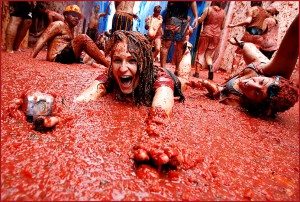 Фестиваль Томатина в Испании знаменит на весь мир своими помидорными сражениями.