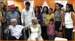 Пожилая пара из Парагвая решила узаконить отношения после восьмидесяти лет совместной жизни ( Видео).